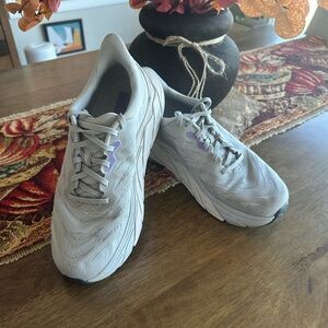Hoka Arahi 6 Women's Gray and Purple Sneakers. Size 9.